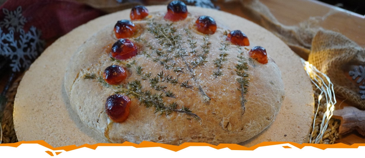 Weihnachtsfocaccia auf dem Brotbackstein backen