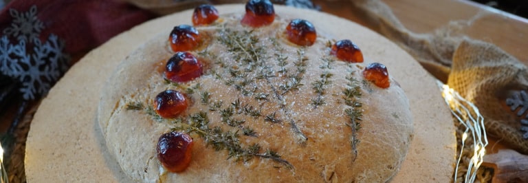 Weihnachtsfoccacia vom Brotbackstein