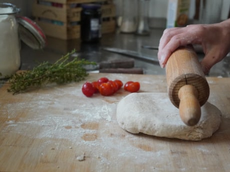 Weihnachtsfocaccia vom Brotbackstein