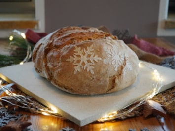 Winterlches Brot mit Schablonen vom Brotbackstein