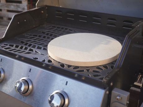 Pizzastein auf dem Grill