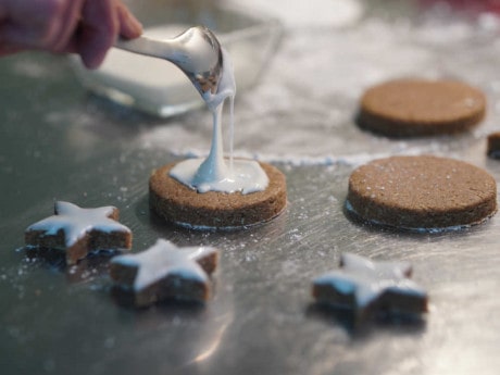 Vor dem Backen werden die Zimttaler noch mit der Glasur bestrichen