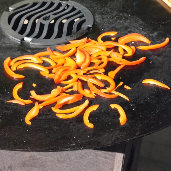 Paprika auf der Feuerplatte grillen