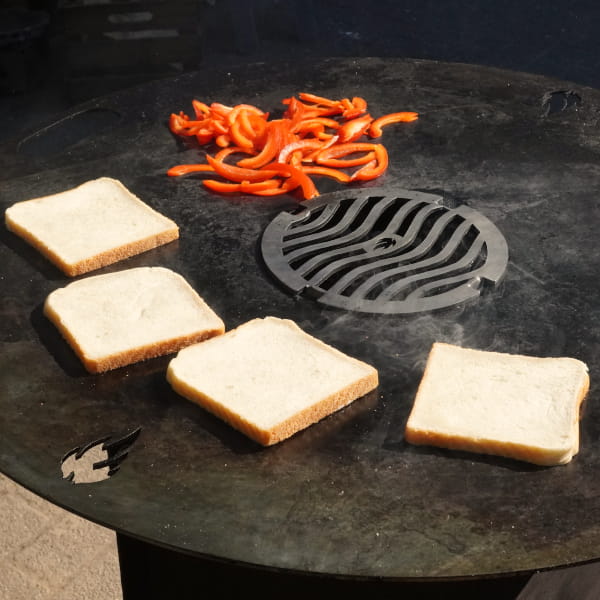 Toastscheiben grillen auf der Feuerplatte