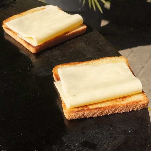 Gegrillte Toasts mit Käse auf Feuerplatte