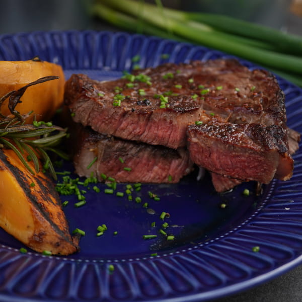 Beefsteak Hickory mit gegrillter Mango auf Teller