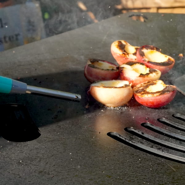 Pfirsische auf Feuerplatte flambieren