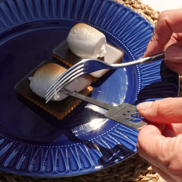 Gegrillte Marshmallows auf Keks schieben