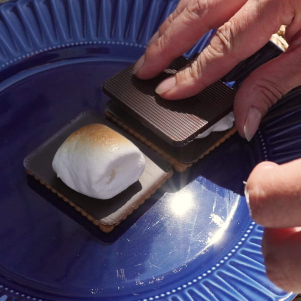 Keks mit Marshmallows und Schokolade belegen