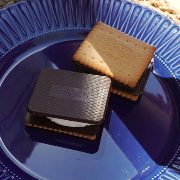 Zwei Smores mit Schokolade und Keks auf Teller
