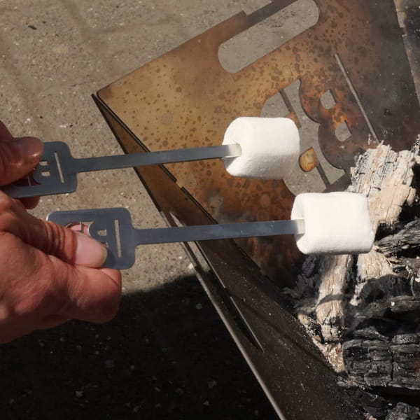 Burgerspieße mit Marshmallows über Feuerschale grillen