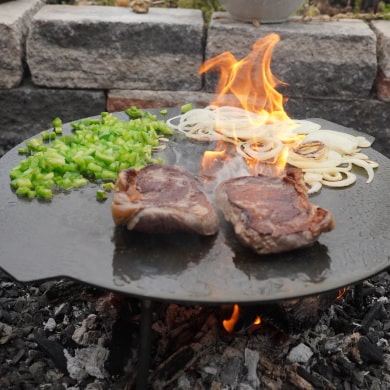 Rumpsteak, Zwiebeln und Paprika auf Feuerplatte grillen