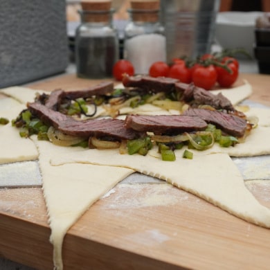 Teig-Stern mit gegrillten Rumpsteak Scheiben und Gemüse