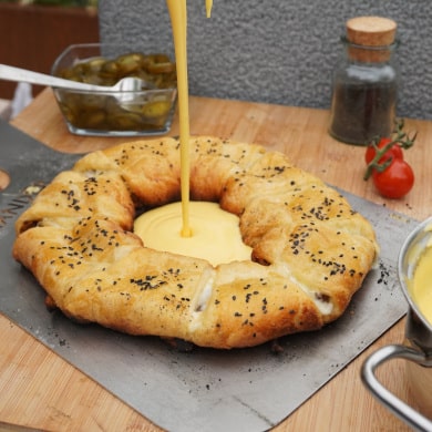 Cheese Steak Ring mit Käsesauce auf dem Pizzaschieber