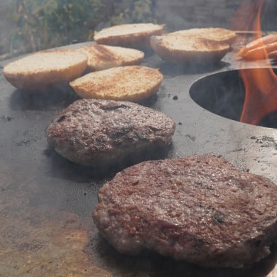 Damreh-Burger mit Rotwein-Birnen von der Feuerplatte