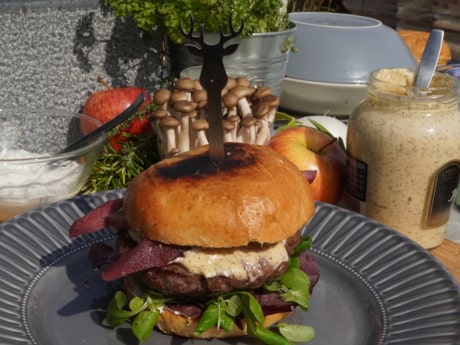 Damreh-Burger mit Rotwein-Birnen  von der Feuerplatte