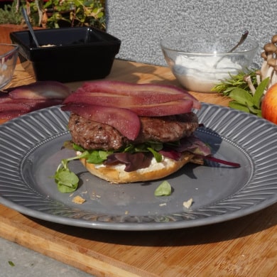 Damreh-Burger mit Rotwein-Birnen von der Feuerplatte