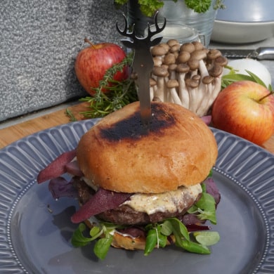 Damreh-Burger mit Rotwein-Birnen von der Feuerplatte