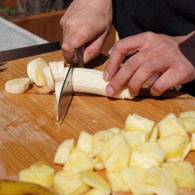 Feuerplatten Rezept: Flambiertes Karamell-Obst aus dem Wok