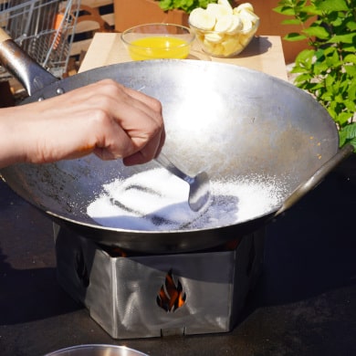 Feuerplatten Rezept: Flambiertes Karamell-Obst aus dem Wok