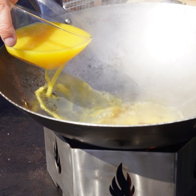 Feuerplatten Rezept: Flambiertes Karamell-Obst aus dem Wok