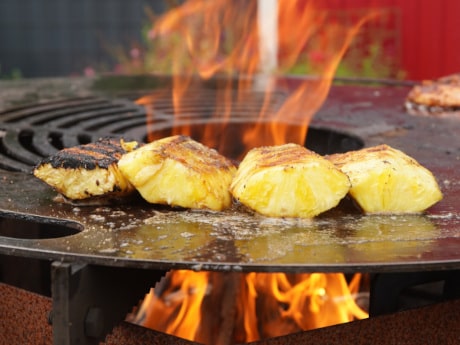 Rezepte Feuerplatten: gegrillte Ananas mit Kokosnuss-Glasur