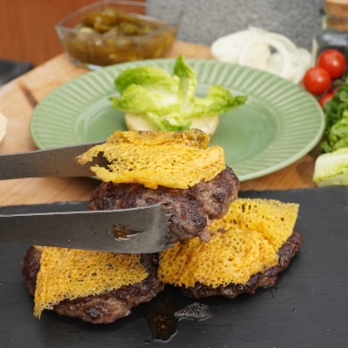 Gegrillte Burger Patties mit geschmolzenem Käse