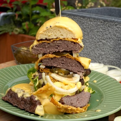 Aufgeschnittener Giant Chili Cheese Burger