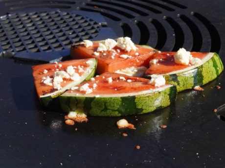 Karamellisierte Wassermelone mit Schafskäse