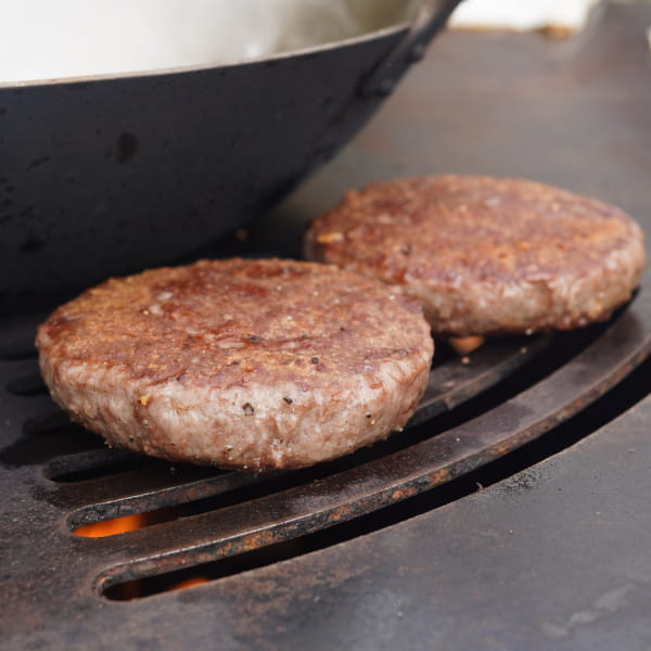 Burger-Patties auf der Feuerplatte grillen