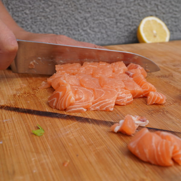 Lachs ohne Haut in Würfel schneiden