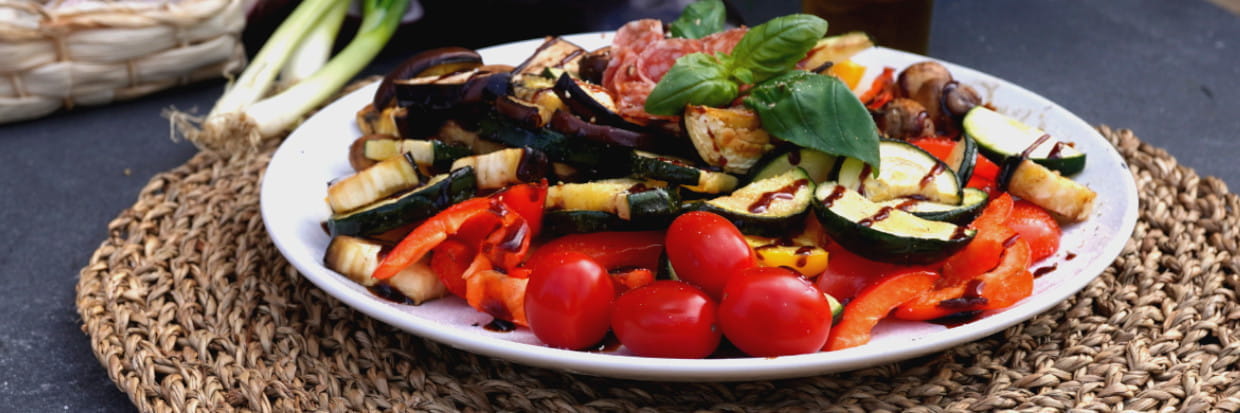 Italienische Rezepte: verschiedenen Gemüse angerichtet mit Olivenöl & Balsamico