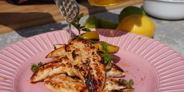 Hähnchenbrust wird mit Honig garniert