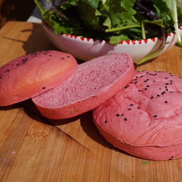 Pinke Burgerbuns aufgeschnitten