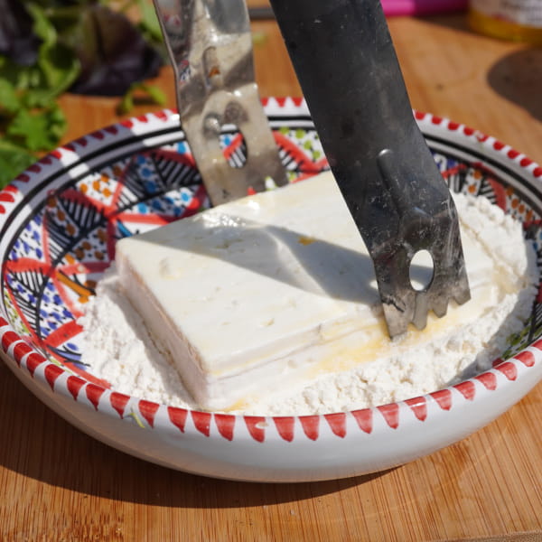 Haloumi in Ei und Mehl paniert