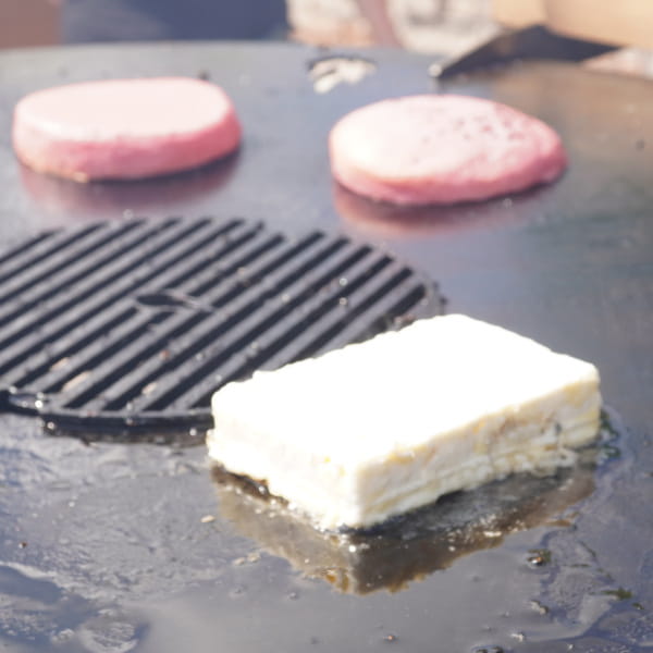 Haloumi und Burgerbrötchen auf der Feuerplatte