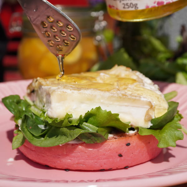 Honig auf den Burger träufeln