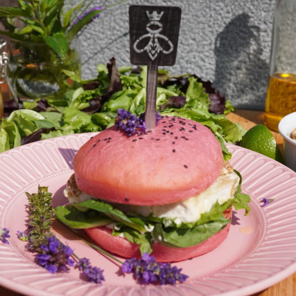 fertiger vegetarischer pinker Burger mit Haloumi