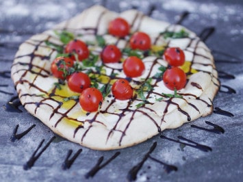 Pizza auf der Feuerplatte: Pizza Tomate-Balsamico