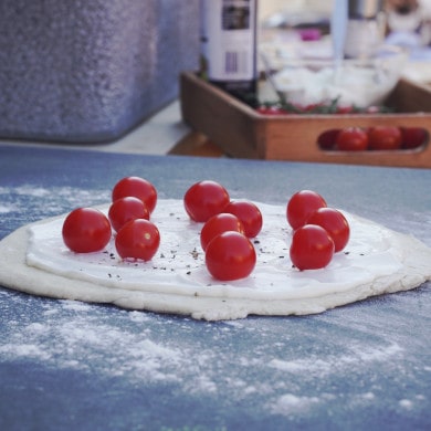 Pizza auf der Feuerplatte backen - Pizza-Rezept Tomate-Balsamico