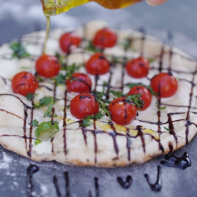 Pizza auf der Feuerplatte backen - Pizza-Rezept Tomate-Balsamico