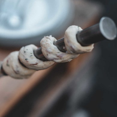 Grillrohr mit Stock und Stockbrot-Teig