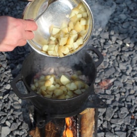 Potjiekos Eintopf zubereiten