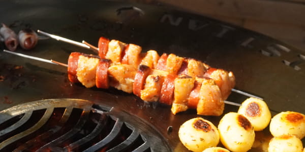 Chicken-Chorizo-Spieße  und Grillkartoffeln auf Feuerplatte