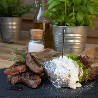 Hüftsteak vom Damhirsch mit Ofenkartoffel zubereiten