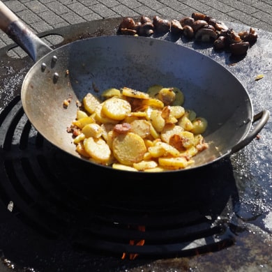 Medaillons aus der Rehkeule mit Bratkartoffeln und Champignons zubereiten