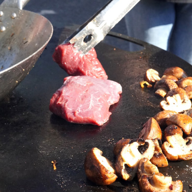 Medaillons aus der Rehkeule mit Bratkartoffeln und Champignons zubereiten