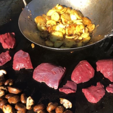 Medaillons aus der Rehkeule mit Bratkartoffeln und Champignons zubereiten