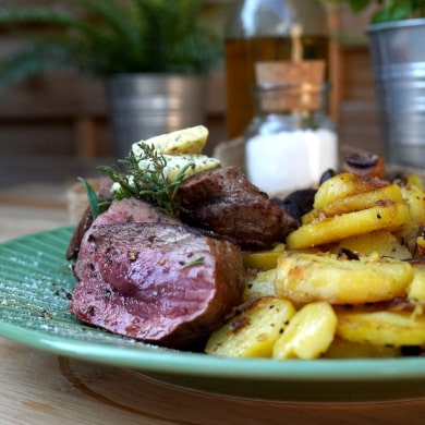 Medaillons aus der Rehkeule mit Bratkartoffeln und Champignons zubereiten