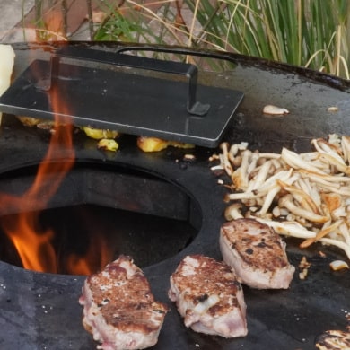 Grill-Rezept: Wildschwein Medaillons mit Smashed Potatoes & gebratenen Pilzen